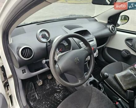 Білий Пежо 107, об'ємом двигуна 1 л та пробігом 160 тис. км за 3300 $, фото 5 на Automoto.ua