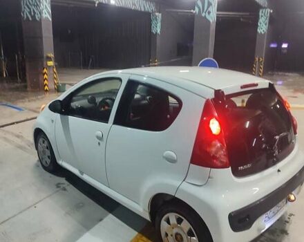 Белый Пежо 107, объемом двигателя 1 л и пробегом 180 тыс. км за 3700 $, фото 2 на Automoto.ua