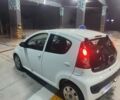 Белый Пежо 107, объемом двигателя 1 л и пробегом 180 тыс. км за 3700 $, фото 2 на Automoto.ua