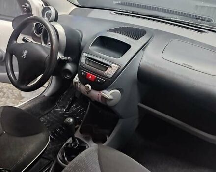 Белый Пежо 107, объемом двигателя 1 л и пробегом 180 тыс. км за 3700 $, фото 4 на Automoto.ua