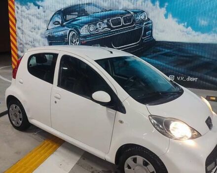Белый Пежо 107, объемом двигателя 1 л и пробегом 180 тыс. км за 3700 $, фото 3 на Automoto.ua