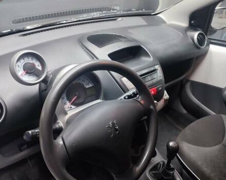 Белый Пежо 107, объемом двигателя 1 л и пробегом 180 тыс. км за 3700 $, фото 6 на Automoto.ua