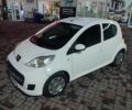 Белый Пежо 107, объемом двигателя 1 л и пробегом 180 тыс. км за 3500 $, фото 5 на Automoto.ua