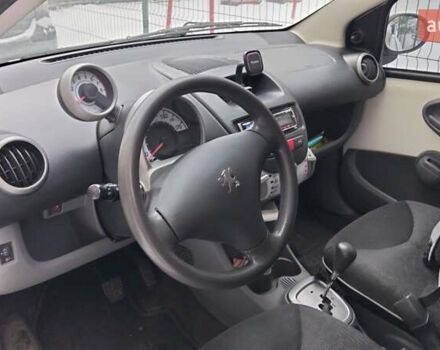 Белый Пежо 107, объемом двигателя 1 л и пробегом 170 тыс. км за 5800 $, фото 2 на Automoto.ua