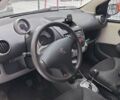 Белый Пежо 107, объемом двигателя 1 л и пробегом 170 тыс. км за 5800 $, фото 2 на Automoto.ua