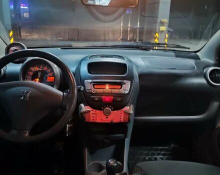 Белый Пежо 107, объемом двигателя 1 л и пробегом 180 тыс. км за 3700 $, фото 7 на Automoto.ua