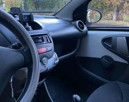 Белый Пежо 107, объемом двигателя 1 л и пробегом 140 тыс. км за 4500 $, фото 6 на Automoto.ua