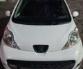 Белый Пежо 107, объемом двигателя 1 л и пробегом 180 тыс. км за 3500 $, фото 1 на Automoto.ua