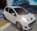Белый Пежо 107, объемом двигателя 1 л и пробегом 180 тыс. км за 3700 $, фото 1 на Automoto.ua