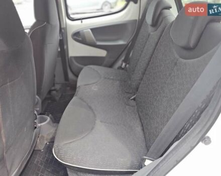 Білий Пежо 107, об'ємом двигуна 1 л та пробігом 160 тис. км за 3300 $, фото 6 на Automoto.ua