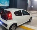 Белый Пежо 107, объемом двигателя 1 л и пробегом 180 тыс. км за 3700 $, фото 5 на Automoto.ua