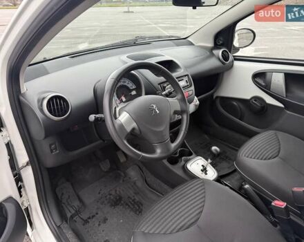Білий Пежо 107, об'ємом двигуна 1 л та пробігом 65 тис. км за 6500 $, фото 36 на Automoto.ua