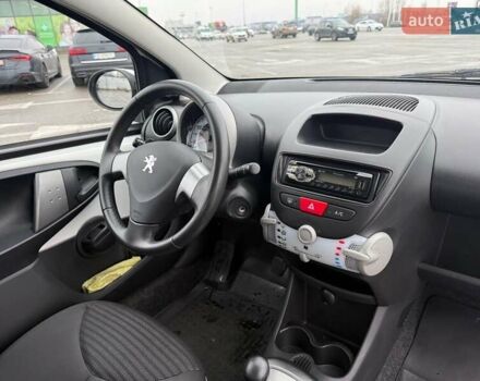 Білий Пежо 107, об'ємом двигуна 1 л та пробігом 65 тис. км за 6500 $, фото 26 на Automoto.ua