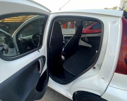 Белый Пежо 107, объемом двигателя 1 л и пробегом 118 тыс. км за 5900 $, фото 7 на Automoto.ua