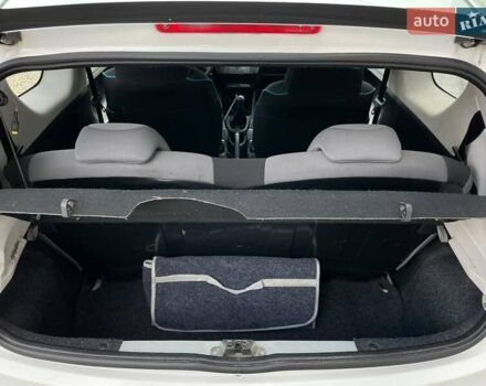 Белый Пежо 107, объемом двигателя 1 л и пробегом 214 тыс. км за 4200 $, фото 23 на Automoto.ua