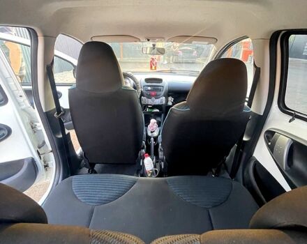 Белый Пежо 107, объемом двигателя 1 л и пробегом 118 тыс. км за 5900 $, фото 3 на Automoto.ua