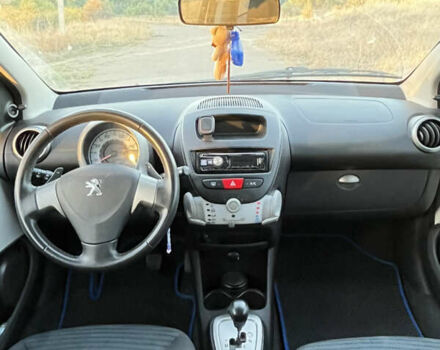 Белый Пежо 107, объемом двигателя 1 л и пробегом 96 тыс. км за 6000 $, фото 7 на Automoto.ua