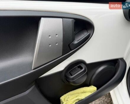 Білий Пежо 107, об'ємом двигуна 1 л та пробігом 65 тис. км за 6500 $, фото 42 на Automoto.ua