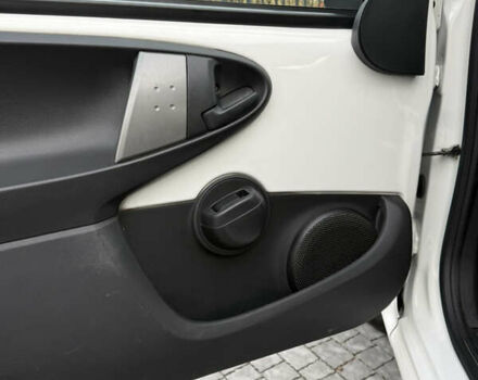 Белый Пежо 107, объемом двигателя 0.99 л и пробегом 220 тыс. км за 4900 $, фото 18 на Automoto.ua