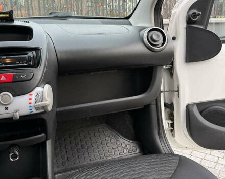 Белый Пежо 107, объемом двигателя 0.99 л и пробегом 220 тыс. км за 4900 $, фото 5 на Automoto.ua