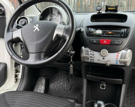 Белый Пежо 107, объемом двигателя 0.99 л и пробегом 220 тыс. км за 4900 $, фото 4 на Automoto.ua