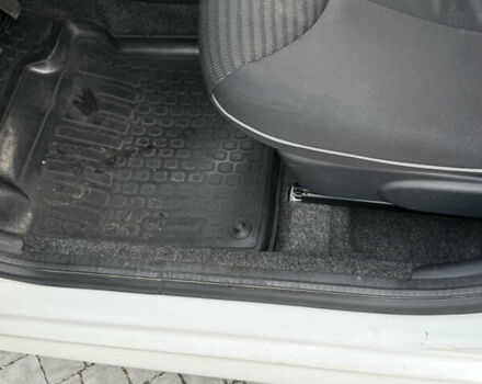 Белый Пежо 107, объемом двигателя 0.99 л и пробегом 220 тыс. км за 4900 $, фото 19 на Automoto.ua