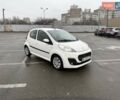 Білий Пежо 107, об'ємом двигуна 1 л та пробігом 65 тис. км за 6500 $, фото 1 на Automoto.ua