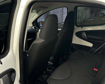 Белый Пежо 107, объемом двигателя 1 л и пробегом 77 тыс. км за 6300 $, фото 10 на Automoto.ua