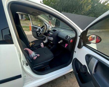 Белый Пежо 107, объемом двигателя 1 л и пробегом 118 тыс. км за 5900 $, фото 8 на Automoto.ua
