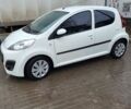 Белый Пежо 107, объемом двигателя 1 л и пробегом 106 тыс. км за 5000 $, фото 1 на Automoto.ua