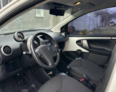 Белый Пежо 107, объемом двигателя 1 л и пробегом 77 тыс. км за 6300 $, фото 6 на Automoto.ua