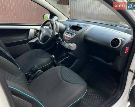 Белый Пежо 107, объемом двигателя 1 л и пробегом 214 тыс. км за 4200 $, фото 17 на Automoto.ua