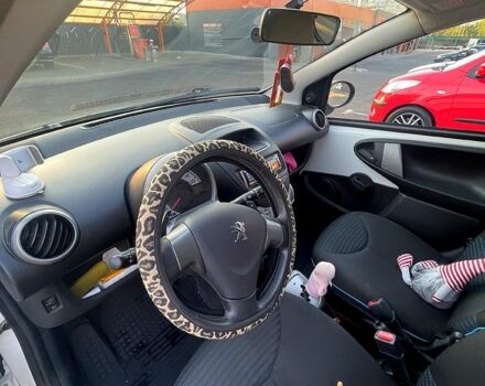 Белый Пежо 107, объемом двигателя 1 л и пробегом 118 тыс. км за 5900 $, фото 5 на Automoto.ua