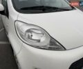 Білий Пежо 107, об'ємом двигуна 1 л та пробігом 65 тис. км за 6500 $, фото 3 на Automoto.ua