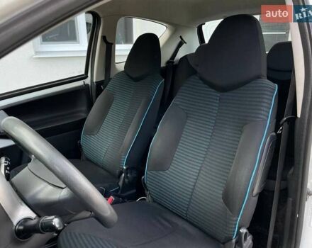 Белый Пежо 107, объемом двигателя 1 л и пробегом 214 тыс. км за 4200 $, фото 12 на Automoto.ua