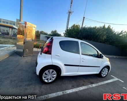Белый Пежо 107, объемом двигателя 1 л и пробегом 118 тыс. км за 5900 $, фото 2 на Automoto.ua