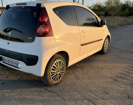 Белый Пежо 107, объемом двигателя 1 л и пробегом 96 тыс. км за 6000 $, фото 6 на Automoto.ua