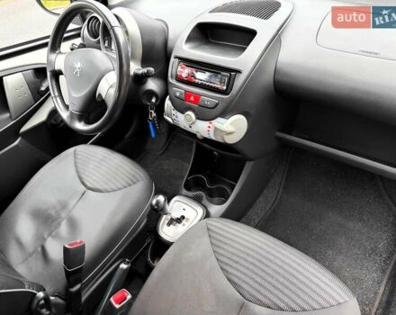 Білий Пежо 107, об'ємом двигуна 1 л та пробігом 117 тис. км за 4990 $, фото 46 на Automoto.ua