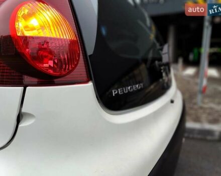 Білий Пежо 107, об'ємом двигуна 1 л та пробігом 117 тис. км за 4990 $, фото 15 на Automoto.ua