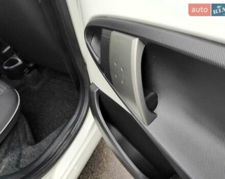 Білий Пежо 107, об'ємом двигуна 1 л та пробігом 117 тис. км за 4990 $, фото 53 на Automoto.ua