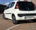 Белый Пежо 107, объемом двигателя 1 л и пробегом 145 тыс. км за 6900 $, фото 5 на Automoto.ua