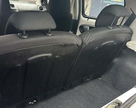 Белый Пежо 107, объемом двигателя 1 л и пробегом 116 тыс. км за 5500 $, фото 7 на Automoto.ua