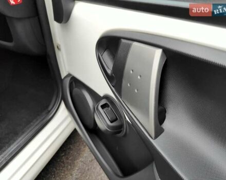 Білий Пежо 107, об'ємом двигуна 1 л та пробігом 117 тис. км за 4990 $, фото 45 на Automoto.ua