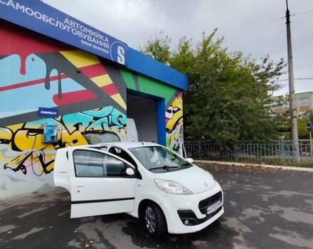 Белый Пежо 107, объемом двигателя 1 л и пробегом 90 тыс. км за 6500 $, фото 17 на Automoto.ua