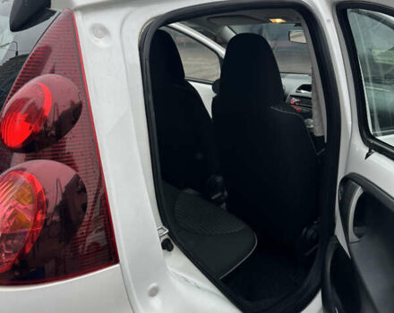 Белый Пежо 107, объемом двигателя 1 л и пробегом 116 тыс. км за 5500 $, фото 8 на Automoto.ua