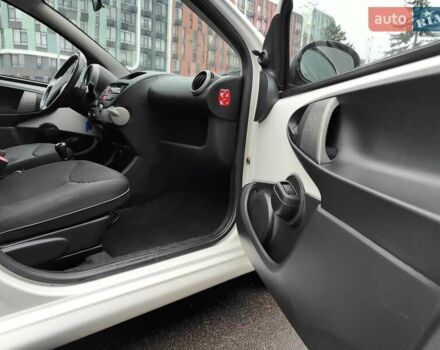 Білий Пежо 107, об'ємом двигуна 1 л та пробігом 117 тис. км за 4990 $, фото 44 на Automoto.ua