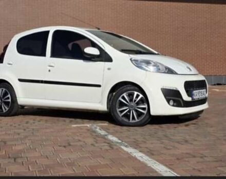 Белый Пежо 107, объемом двигателя 1 л и пробегом 145 тыс. км за 6900 $, фото 3 на Automoto.ua