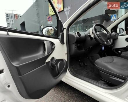 Білий Пежо 107, об'ємом двигуна 1 л та пробігом 117 тис. км за 4990 $, фото 30 на Automoto.ua