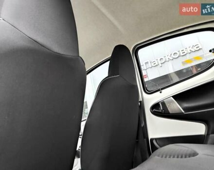 Білий Пежо 107, об'ємом двигуна 1 л та пробігом 117 тис. км за 4990 $, фото 42 на Automoto.ua