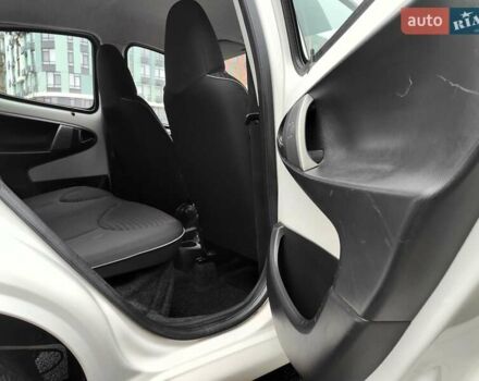 Білий Пежо 107, об'ємом двигуна 1 л та пробігом 117 тис. км за 4990 $, фото 52 на Automoto.ua
